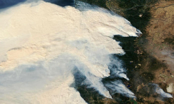 Ein von der NASA Worldview zur Verfügung gestelltes Handout-Foto zeigt ein Aqua-Satellitenbild über die tobenden Waldbrände in Oregon. Foto: epa/Nasa / Handout