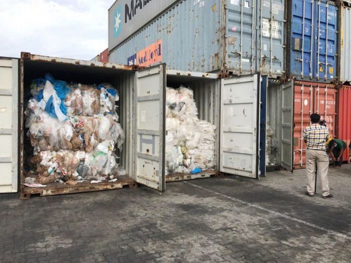 Die Behörden stoßen im Hafen Sihanoukville auf 83 mit Plas­tikmüll gefüllte Container. Wie auch andere Staaten Südostasiens will Kambodscha den Abfall zurückschicken. Foto: picture alliance/ANN