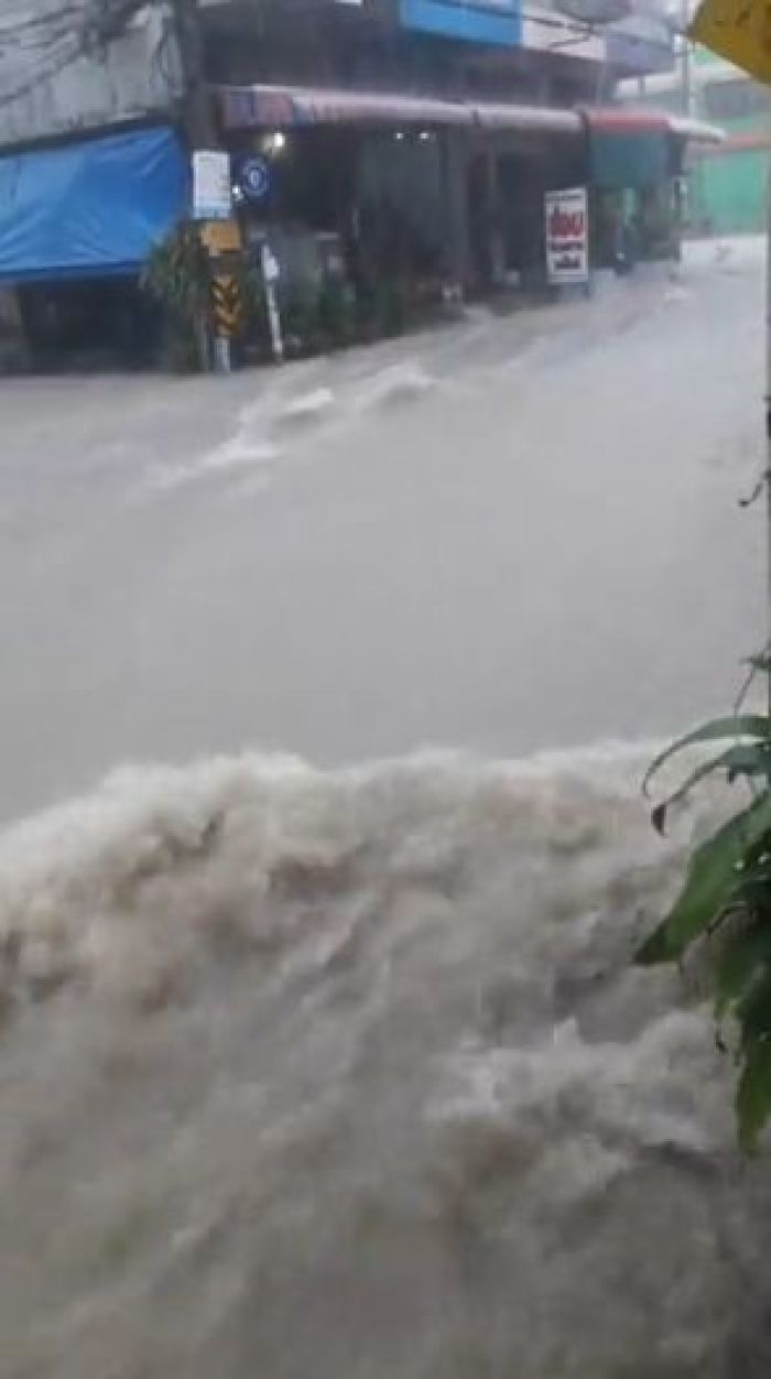 Knapp zwei Stunden Dauerregen haben die Straßen Pattayas am Dienstag in reißende Flüsse verwandelt. Foto: Privat