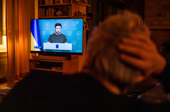 Ein Mann sitzt auf dem Sofa und schaut im Fernsehen die Tagesschau. Foto: Lino Mirgeler/dpa