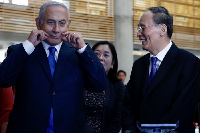  Chinas Vizepräsident Wang Qishan (r.) beim Treffen mit Israels Premierminister Benjamin Netanjahu (l.). Foto: epa/Ariel Schalit