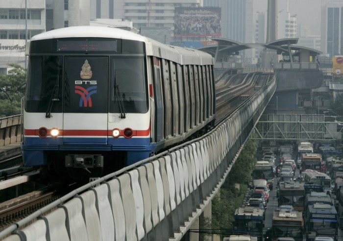 Der Skytrain stellt nicht nur zu Stauzeiten ein verlässliches und schnelles Fortbewegungsmittel in Bangkok dar. Foto: epa/Narong Sangnak