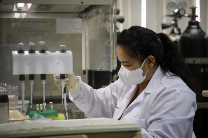Ein thailändischer Techniker arbeitet in einem Labor des Chula Vaccine Research Center in Bangkok. Foto: epa/Diego Azubel