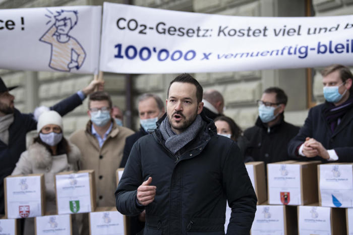 Ueli Bamert (C), Geschäftsführer von Swissoil, überreicht zusammen mit Personen des Nein-Komitees Unterschriften für das Referendum gegen das CO2-Gesetz in Bern. Foto: epa/Peter Schneider