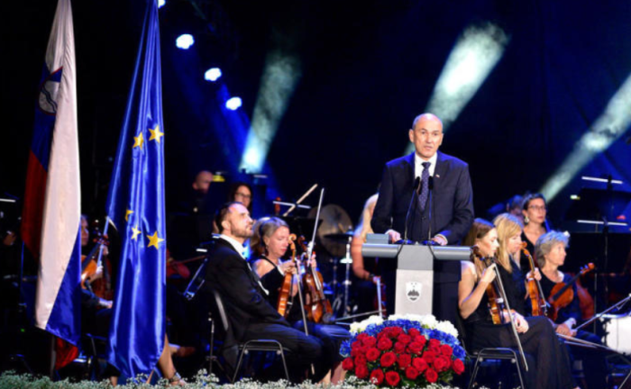 Sloweniens Premierminister Janez Jansa (C) hält eine Rede während der Feierlichkeiten zum Tag der slowenischen Staatlichkeit. Foto: epa/Igor Kupljenik