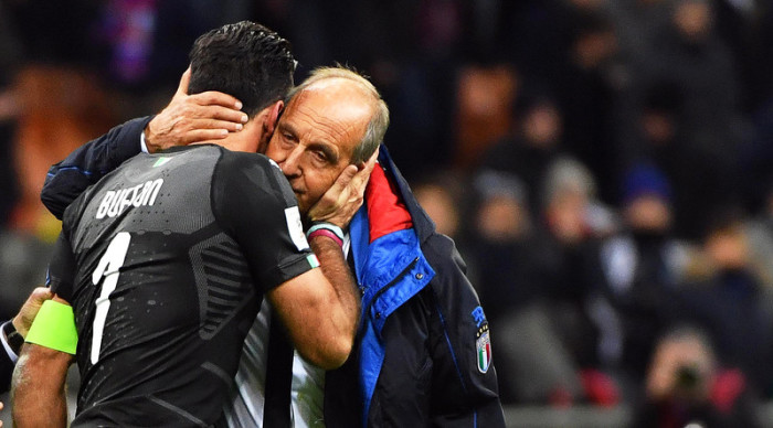 Italiens Torwart-Legende Gianluigi Buffon (l.) und Trainer Gian Piero Ventura sind untröstlich. Foto: epa/Daniel Dal Zennaro