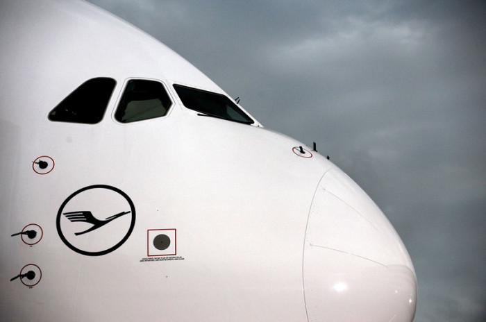 Die Lufthansa müht sich, mehr Frauen in die Cockpits ihrer Jets zu bekommen. Doch auch 30 Jahre nach dem Berufseinstieg der ersten Pilotinnen beim Kranich finden sich nur wenige Interessentinnen. Foto: epa/Maurizio Gambarini
