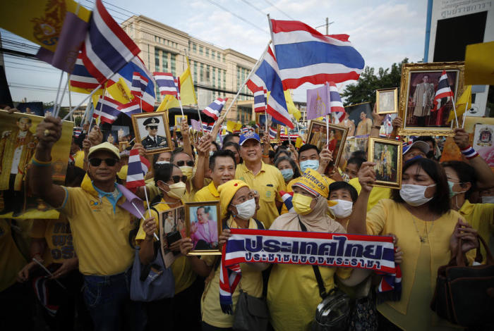 Königstreue Aktivisten demonstrieren in Bangkok. Foto: epa/Diego Azubel