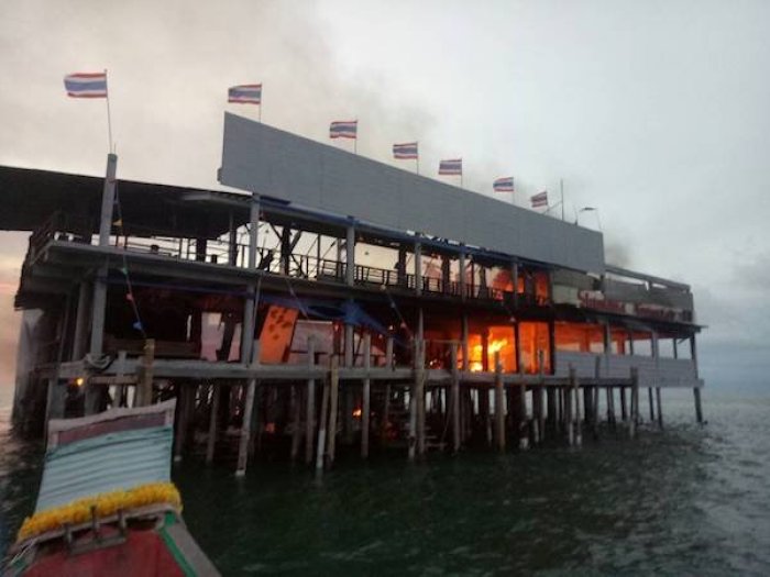 Großbrand in einer bei Touristengruppen populären Austernfarm mit Resort in der Südprovinz Surat Thani. Foto: Banmuang
