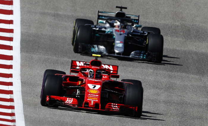 Der finnische Formel-1-Pilot Kimi Räikkönen von der Scuderia Ferrari kommt direkt vor dem britischen Formel-1-Piloten Lewis Hamilton von Mercedes AMG GP ins Ziel. Foto: epa/Larry W. Smith