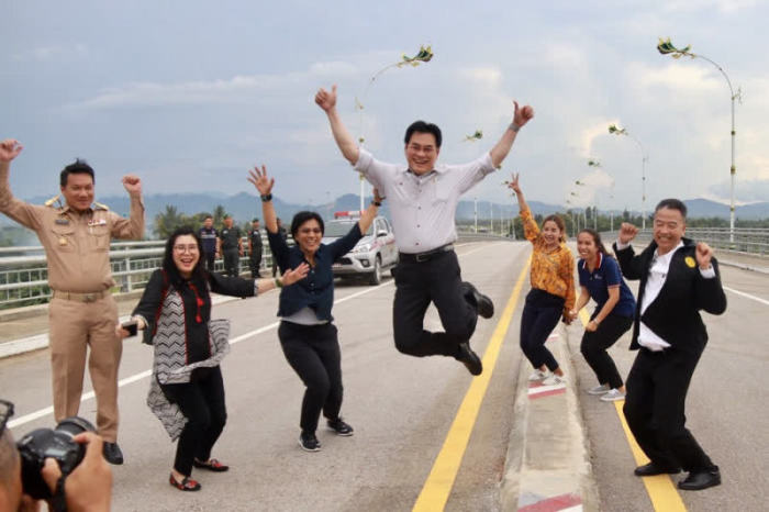 Thailands Vizepremier und Handelsminister Jurin Laksanawisit (M.) freut sich auf die Eröffnung der zweiten Thailändisch-Myanmarischen Freundschaftsbrücke. Foto: National News Bureau Of Thailand