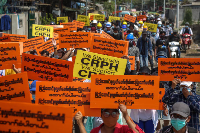 'Wir stehen zu CRPH' Marsch während eines Protestes gegen den Militärputsch in Mandalay. Foto: epa/Stringer