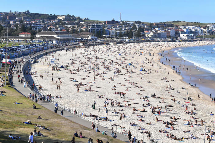 Die Menschen drängen sich am Bondi Beach, als das warme Wetter an die Ostküste Australiens in Sydney zurückkehrt. Foto: epa/Dean Lewins