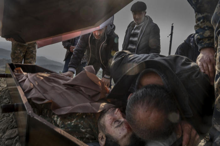 Ein Vater weint über den Tod seines Sohnes, eines Mitglieds der bergkarabachischen Streitkräfte, an der Kampffront in Stepanakert, Berg-Karabach. Foto: epa/Ricardo Garcia Vilanova