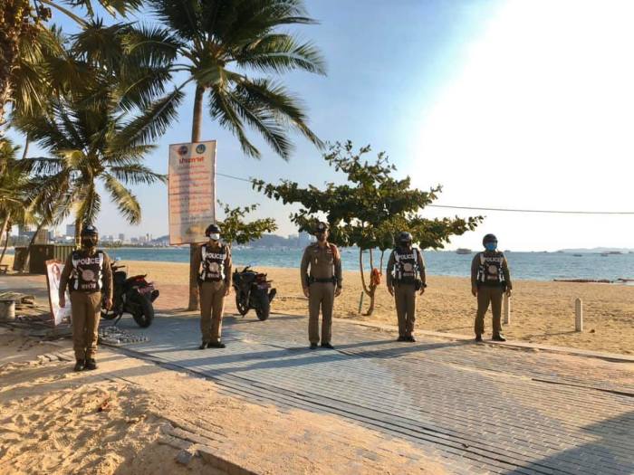 Vom Boden und aus der Luft will Pattayas Polizei die Durchsetzung der Strandschließung sicherstellen. Foto: ศูนย์ข้อมูล Pattaya Covid-19