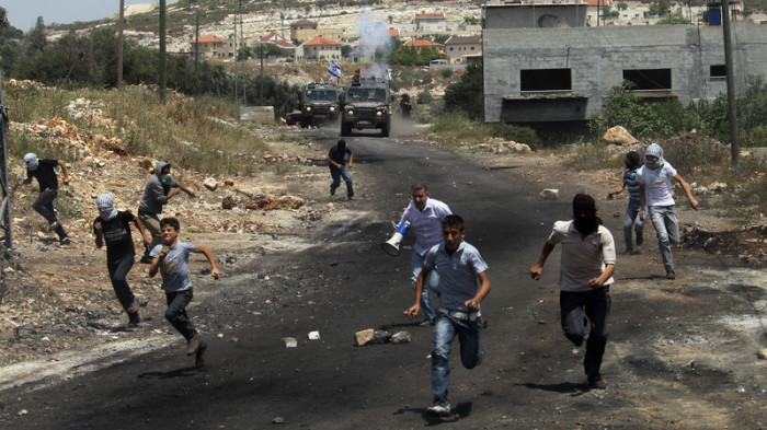 Palästinensische Autonomiegebiete, Chan Yunis: Palästinenser flüchten als israelische Truppen Tränengas einsetzen. Foto: epa/Alaa Badarneh