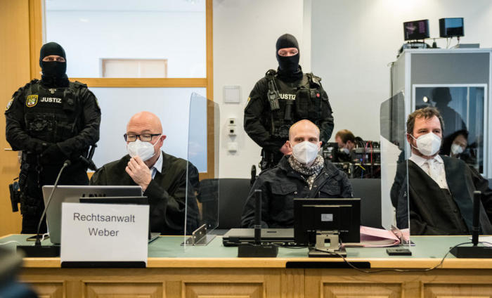 Der Angeklagte Stephan Balliet (C) sitzt zwischen seinen Anwälten Hans-Dieter Weber (L) und Thomas Rutkowski (R) während seines Prozesses wegen des Vorwurfs des Mordes wegen eines Terroranschlags in Halle. Foto: epa/Jens Schlueter