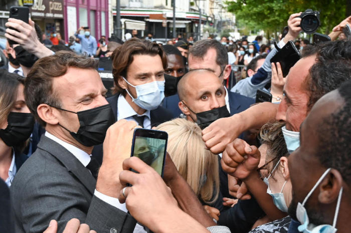 Emmanuel Macron, der französische Präsident, unterhält sich bei seinem Besuch in Valence mit einer Menschenmenge. Foto: epa/Philippe Desmazes