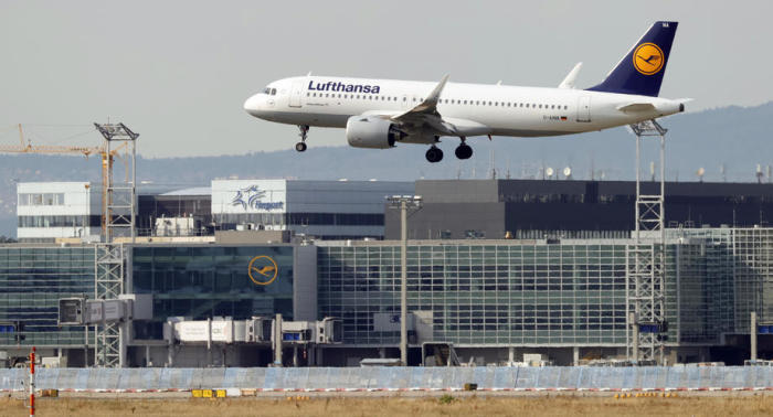 Eine Maschine der deutschen Fluggesellschaft Lufthansa landet auf dem internationalen Flughafen Frankfurt. Foto: epa/Ronald Wittek