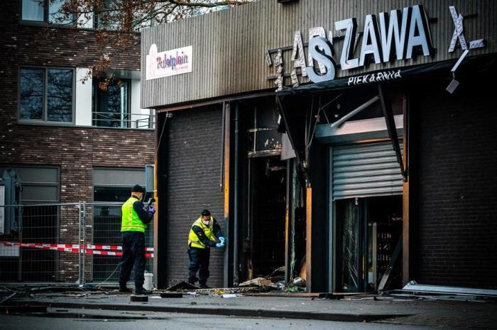 Die Polizei untersucht den Tatort, nachdem ein Sprengsatz in einem polnischen Supermarkt am Paletplein in Tilburg hochgegangen ist. Foto: epa/Rob Engelaar