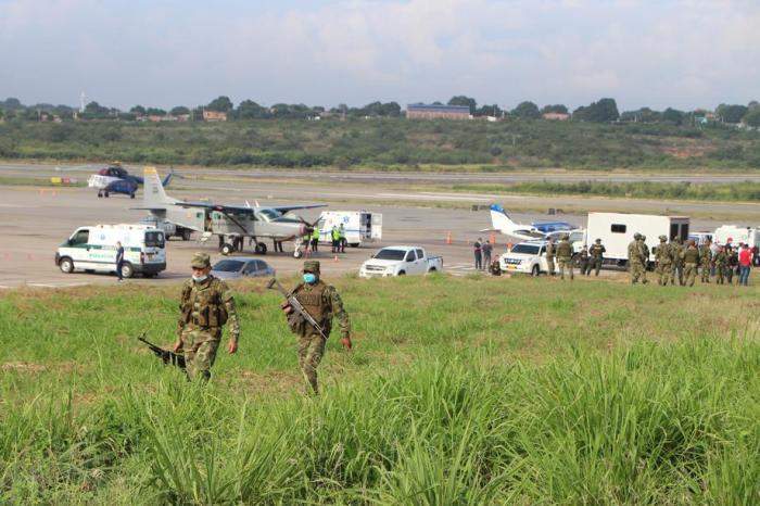 Die Soldaten der kolumbianischen Armee gehen um die Landebahn des internationalen Flughafens Camilo Daza in Cucuta herum, wo zwei Sprengsätze explodiert sind. Foto: epa/Mario Caicedo