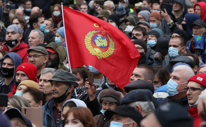 Anhänger der Kommunistischen Partei Russlands nehmen an einem Protest gegen die Ergebnisse der russischen Parlamentswahlen in Moskau teil. Foto: epa/Maxim Shipenkov