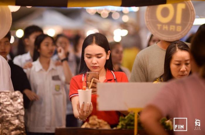 Die Geschmäcker sind verschieden: Was für den einen lediglich aufgespießte Würstchen im Pappbecher sind, ist für den anderen ein abgefahrener „Food Porn“! Ein Trend, der längst auch Pattaya erreicht hat. Fotos: Fin Market