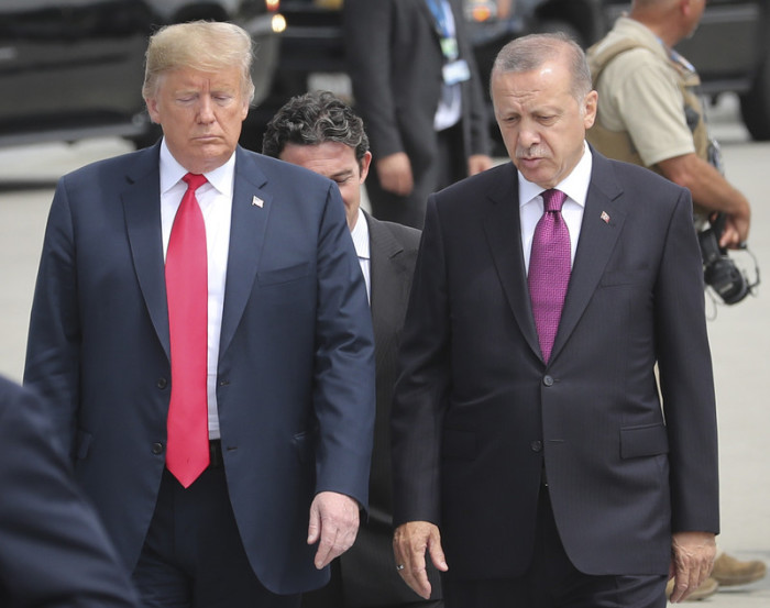 US-Präsident Donald J. Trump (l.) und der türkische Präsident Recep Tayyip Erdogan (r.). Foto: epa/Olivier Hoslet