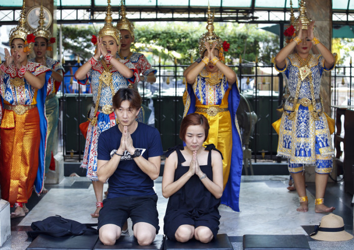 Chinesische Touristen am Erawan-Schrein in Bangkok. Foto: epa/Rungroj Yongrit