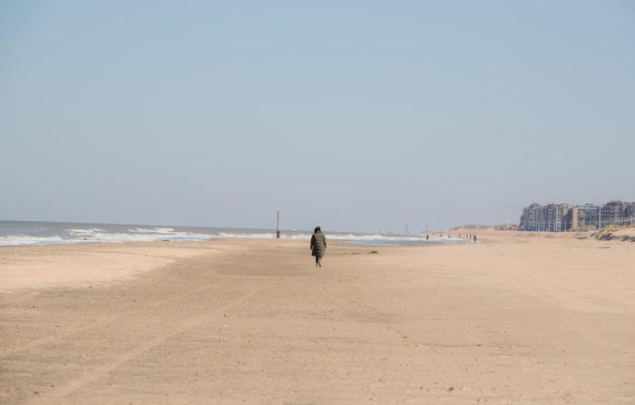 Frauen gehen am leeren Strand von De Panne spazieren. Foto: epa/Stephanie Lecocq