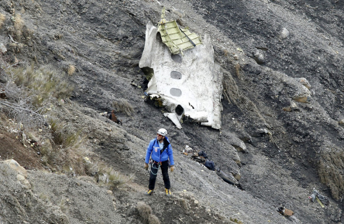 Ein Such- und Rettungsmitarbeiter an der Absturzstelle des Germanwings Airbus A320, der in den Französischen Alpen, oberhalb der Stadt Seyne-les-Alpes abgestürzt ist. Foto: epa/Guillaume Horcajuelo