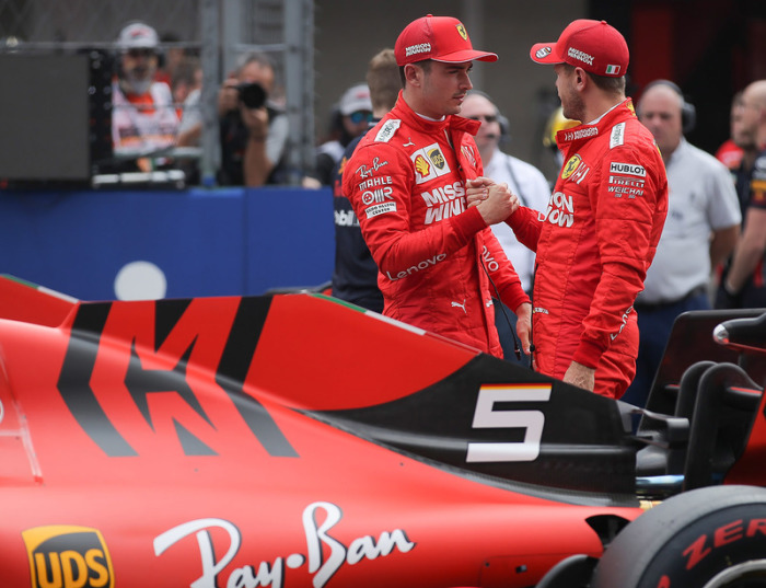 Sebastian Vettel (r) aus Deutschland vom Team Scuderia Ferrari und Charles Leclerc aus Monaco vom Team Scuderia Ferrari geben sich nach dem Qualifying die Hand. Foto: Isaías Hernández/Notimex/dpa