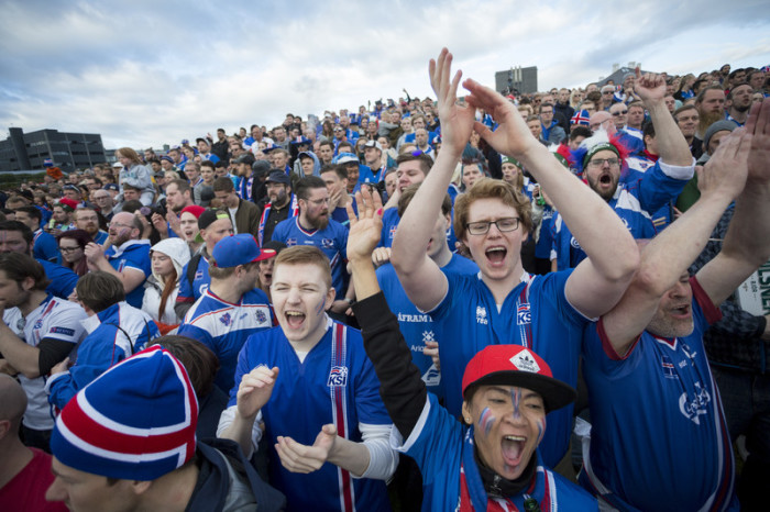 In Reykjavík feiern mehr als 10 000 Menschen auf den Straßen, in Nizza singen die isländischen Fans noch weit nach Mitternacht. Mit dem 2:1 gegen England gelingt dem EM-Debütanten ein spektakulärer Erfolg. Foto: epa/Eythor Arnason