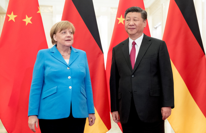 Bundeskanzlerin Angela Merkel (CDU) wird vom chinesischen Präsidenten Xi Jinping begrüßt. Archivbild: Michael Kappeler/Dpa