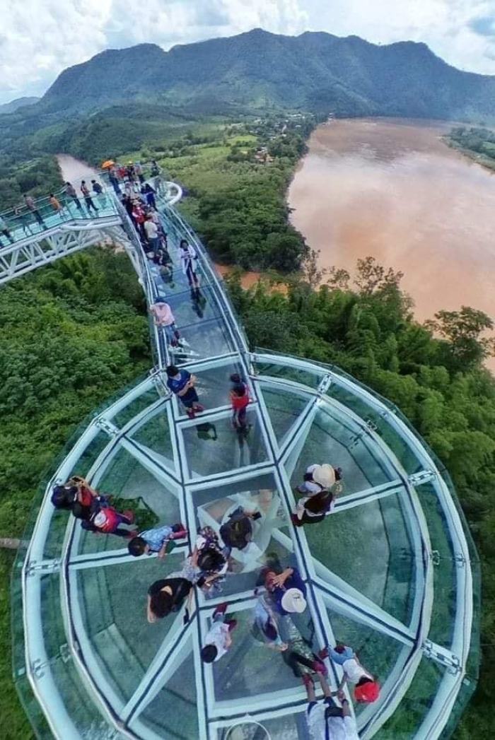 Ein 100 Meter langer Skywalk über den Mekong ist die neueste Attraktion in der Nordostprovinz Loei. Foto: Sky Walk Loei