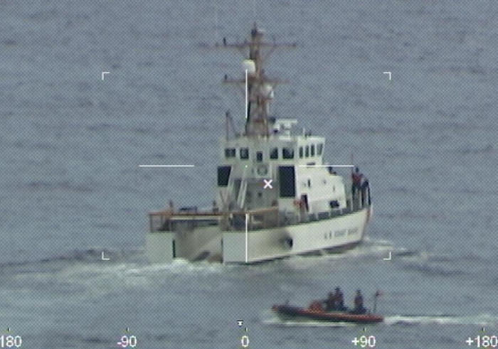 Die Küstenwache der USA (USCG) zeigt die Besatzung des Coast Guard Cutter Ibis bei der Suche nach 39 Personen vor Fort Pierce Inlet, Florida. Foto: epa/Us-kÜstenwache Handout