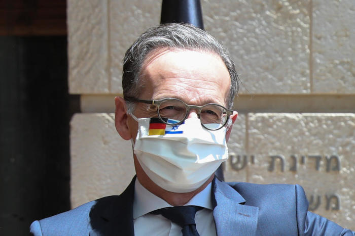 Bundesaußenminister Heiko Maas in Istrael trägt eine Gesichtsmaske mit den Nationalflaggen von Deutschland und Israel. Foto: epa/Abir Sultan