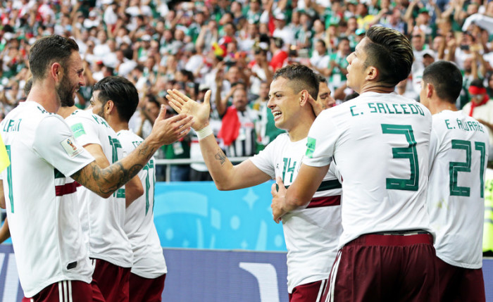 Javier Hernandez (C) aus Mexiko feiert mit seinen Teamkollegen. Foto: epa/Khaled Elfiqi