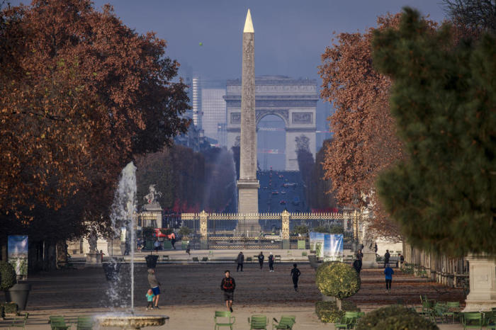 Aussicht auf den Obelisken des Concorde-Platzes und den Arc de Triomphe über der Champs Elysees vom Tuileriengarten in Paris. Foto: epa/Christophe Petit Tesson
