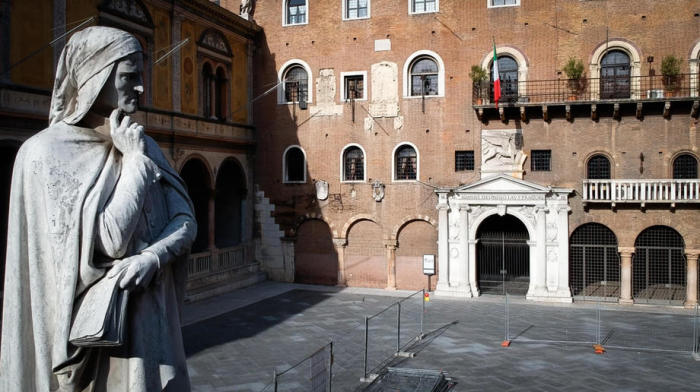 Ein mit einer Drohne aufgenommenes Foto zeigt eine Statue des italienischen Dichters Dante Alighieri (L) auf der Piazza dei Signori in Verona, Norditalien. Foto: epa/Filippo Venezia