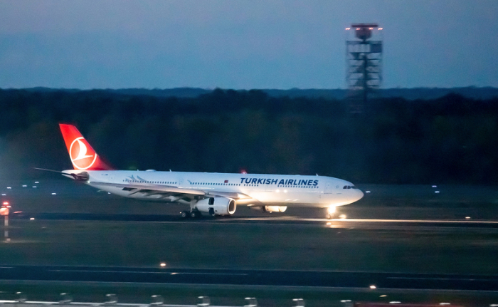 Der Flug TK 1723 von Turkish Airlines landet am Flughafen Tegel. An Bord befinden sich Personen, die aus der Türkei abgeschoben wurden. Foto: Christoph Soeder/Dpa