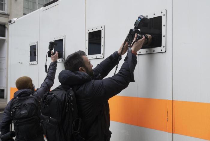 Journalisten versuchen, Gefangene zu fotografieren, als ein Transporter am Old Bailey Courthouse in London ankommt. Foto: epa/Neil Hall