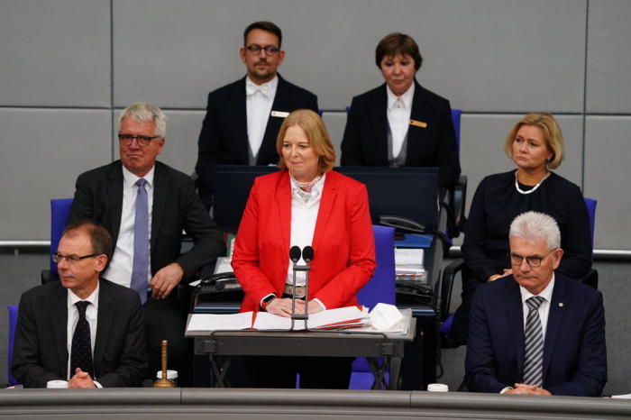 Die neu gewählte SPD-Bundestagspräsidentin Bärbel Bas (C) hält eine Rede während der konstituierenden Sitzung im Bundestag in Berlin. Foto: epa/Clemens Bilan