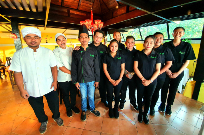 Khun Jack (4. v. l.) und das Team vom August Restaurant freuen sich auf Ihren Besuch. Fotos: Jahner