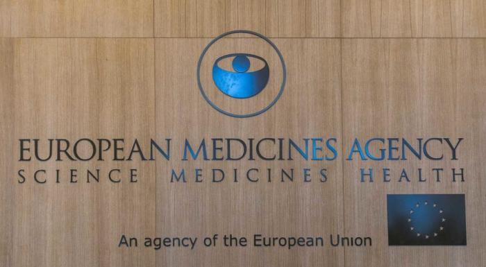 Der Name und das Logo der Europäischen Arzneimittelagentur (EMA) sind in ihrem neuen Gebäude zu sehen. Foto: epa/Lex Van Lieshout