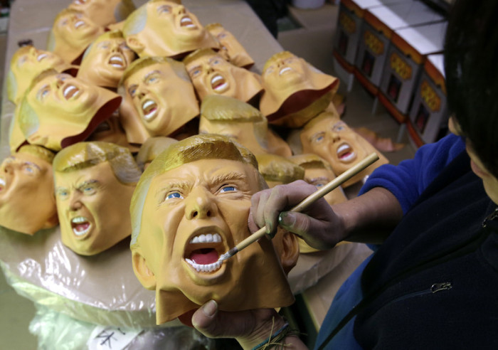 Mit Trump-Masken 