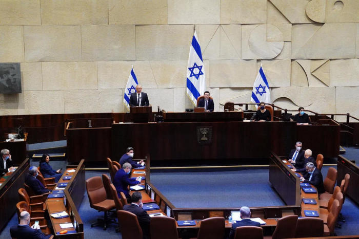 Der israelische Premierminister Benjamin Netanjahu sprach während einer Vereidigungszeremonie seiner neuen Einheitsregierung mit dem Wahlrivalen Benny Gantz. Foto: EPA-EFE/HANDOUT
