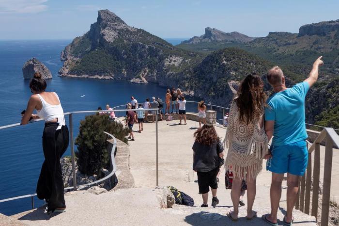 Die Leute besuchen den Aussichtspunkt Es Colomer auf Formentor, Mallorca, Balearen. Foto: epa/Cati Cladera