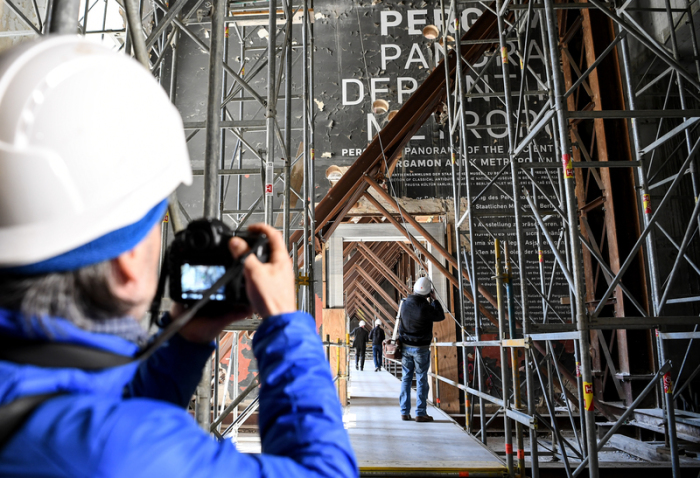 Journalisten fotografiert die Bauarbeiten im Museum für islamische Kunst auf der Baustelle des Pergamonmuseums. Am 03.05.2019 soll das Richtfest für den Bauabschnitt A gefeiert werden. Foto: Britta Pedersen/Dpa-zentralbild/dpa