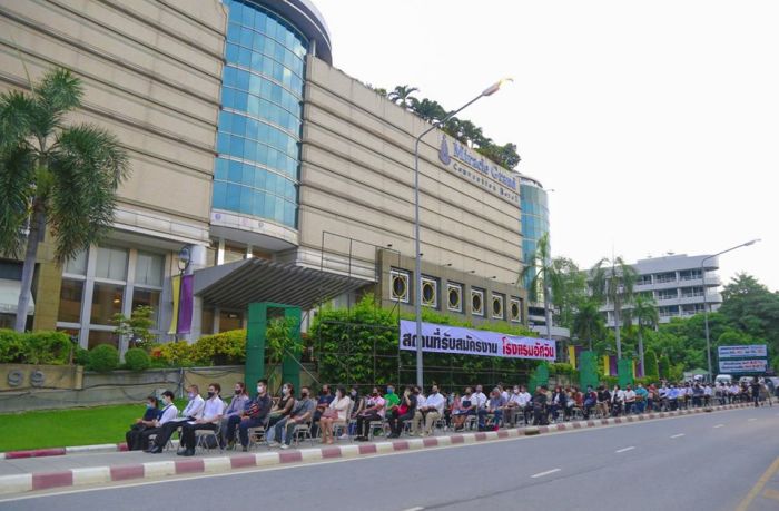 Tausende Menschen aus allen Gesellschaftsschichten bewarben sich am Sonntag für 300 freie Stellen in einem neuen Hotel in Bangkok. Foto: Miracle Grand Convention Hotel